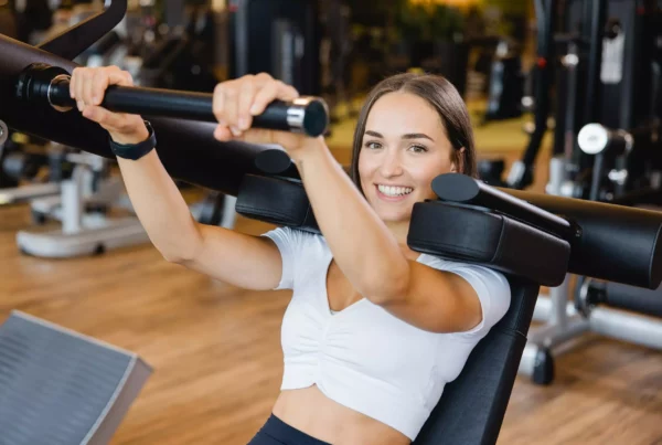 Dame bei geführten Kniebeugen